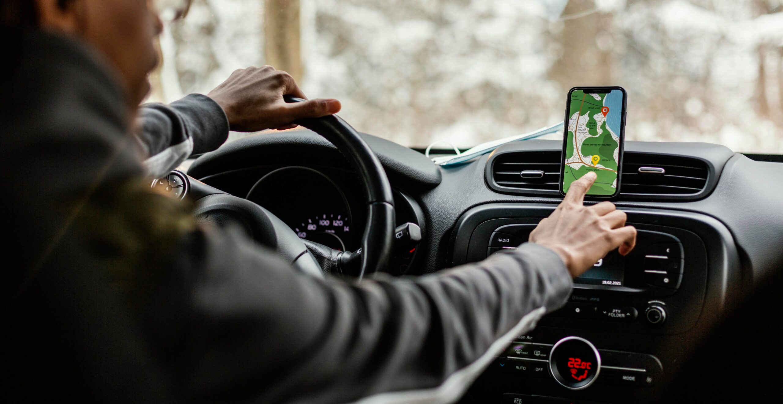 Anúncios no Waze: imagem de um motorista olhando o GPS