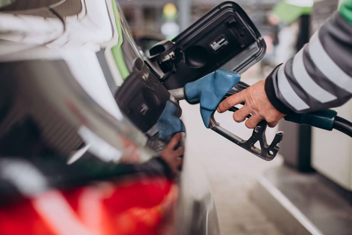 Gasolina aditivada ou comum: imagem de alguém abastecendo um veículo