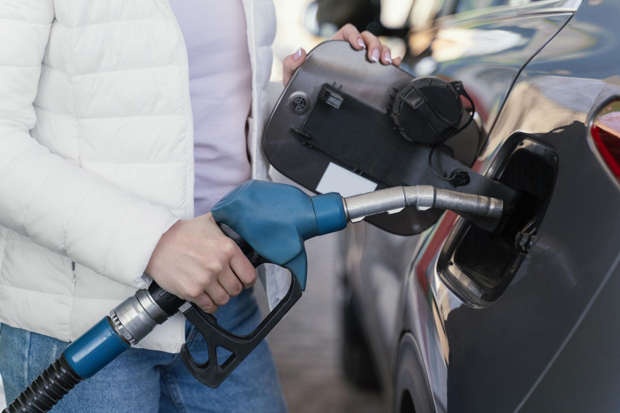 Preço do diesel: imagem de alguém abastecendo um veículo
