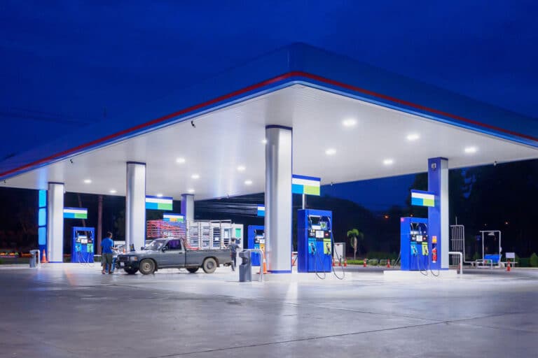 Posto de combustível a noite