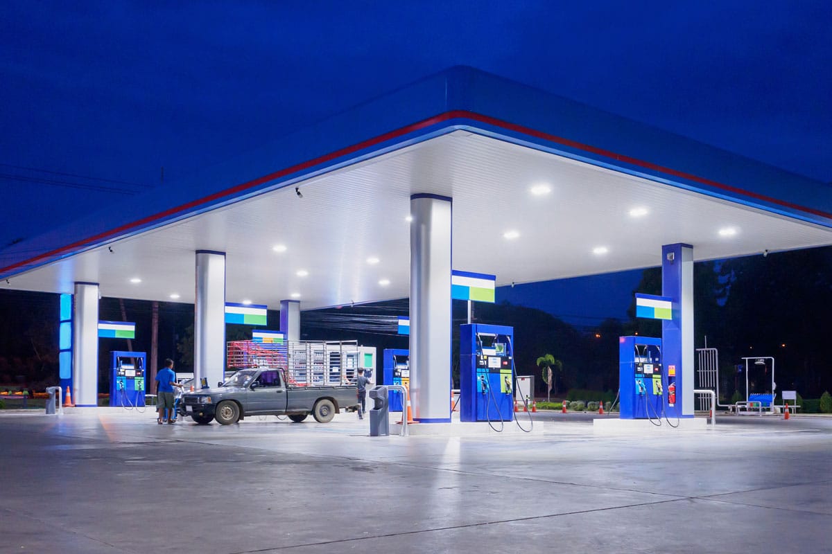 Posto de combustível a noite