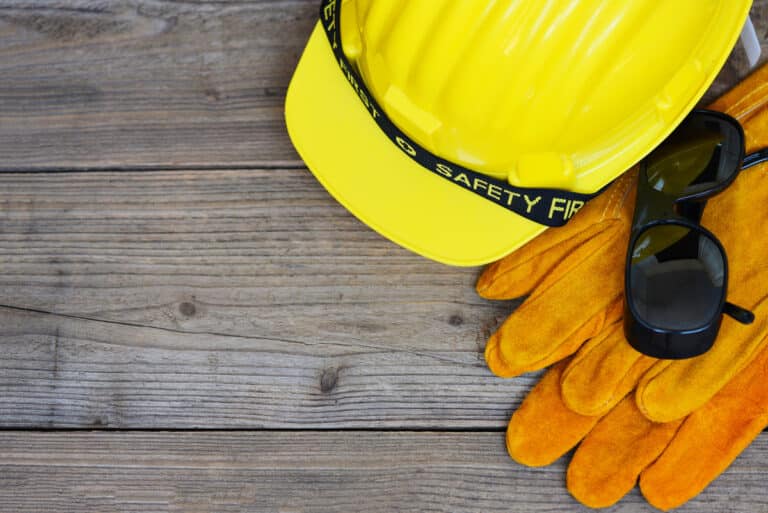 equipamentos de proteção individual (EPIs) necessários para o trabalho no posto de combustíveis