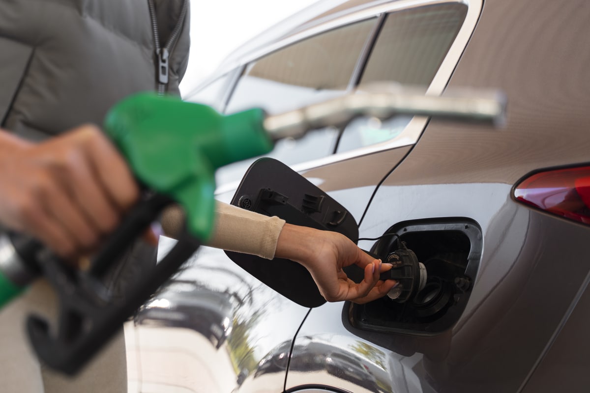 pessoa abastecendo seu carro no posto de gasolina, representando o blog post de cuidados com gasolina adulterada.