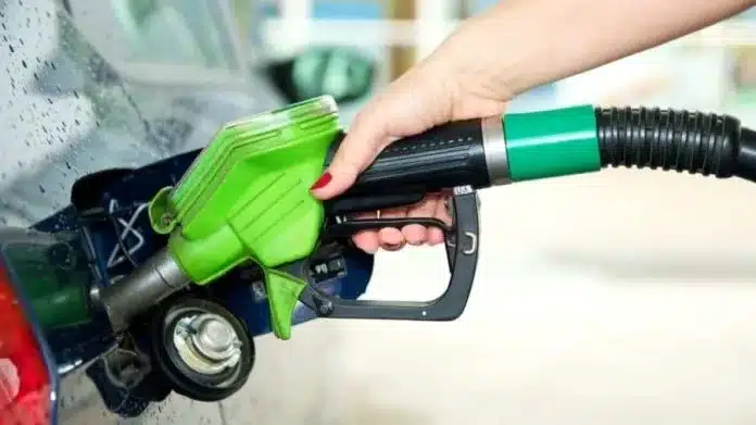 Por que gasolina vai ficar mais cara mesmo com a queda no preço do petróleo