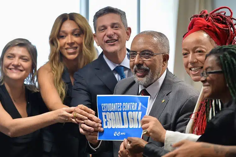 Rogério Carvalho, e senador Paulo Paim, autor da PEC, comemoram a aprovação do fim da escala 6x1 na CCJ