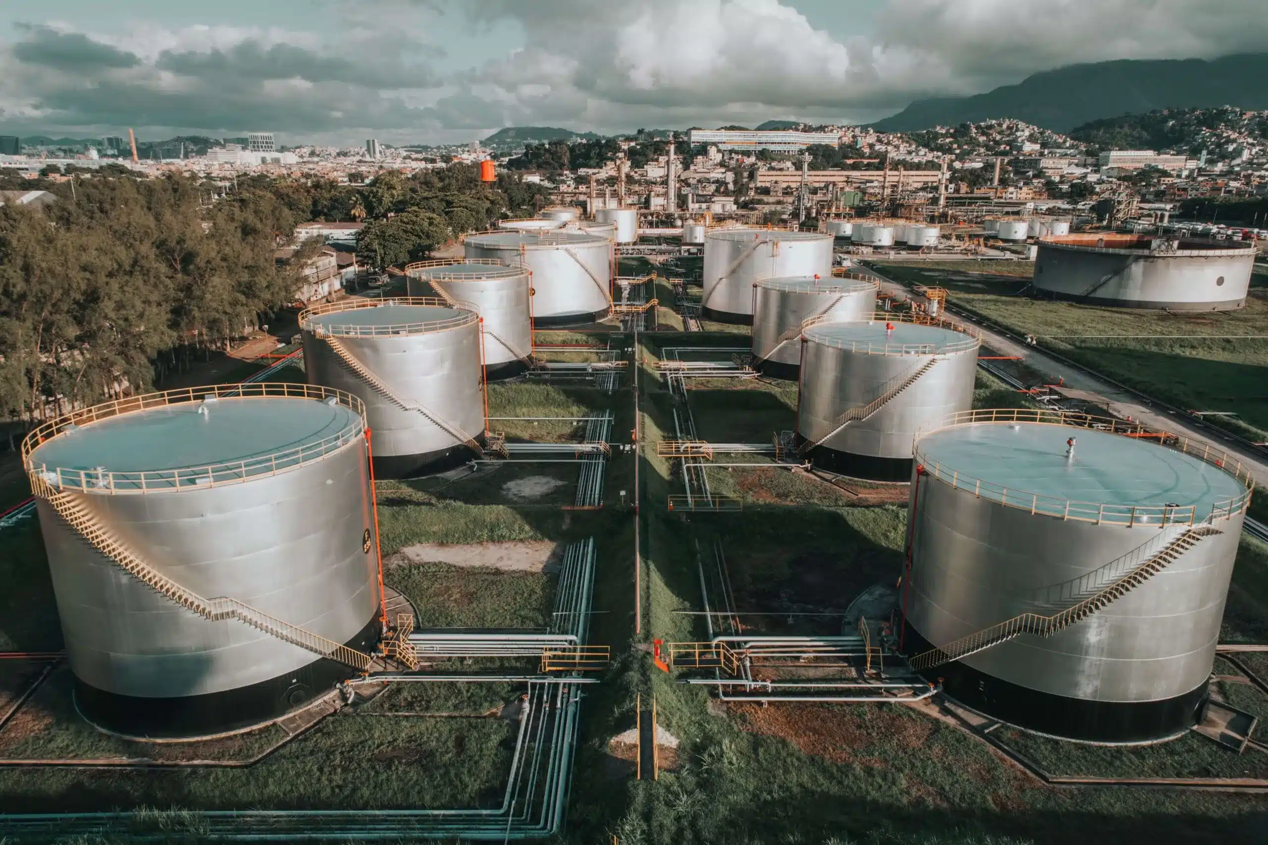 Tanques de armazenamento de combustíveis em complexo industrial de energia
