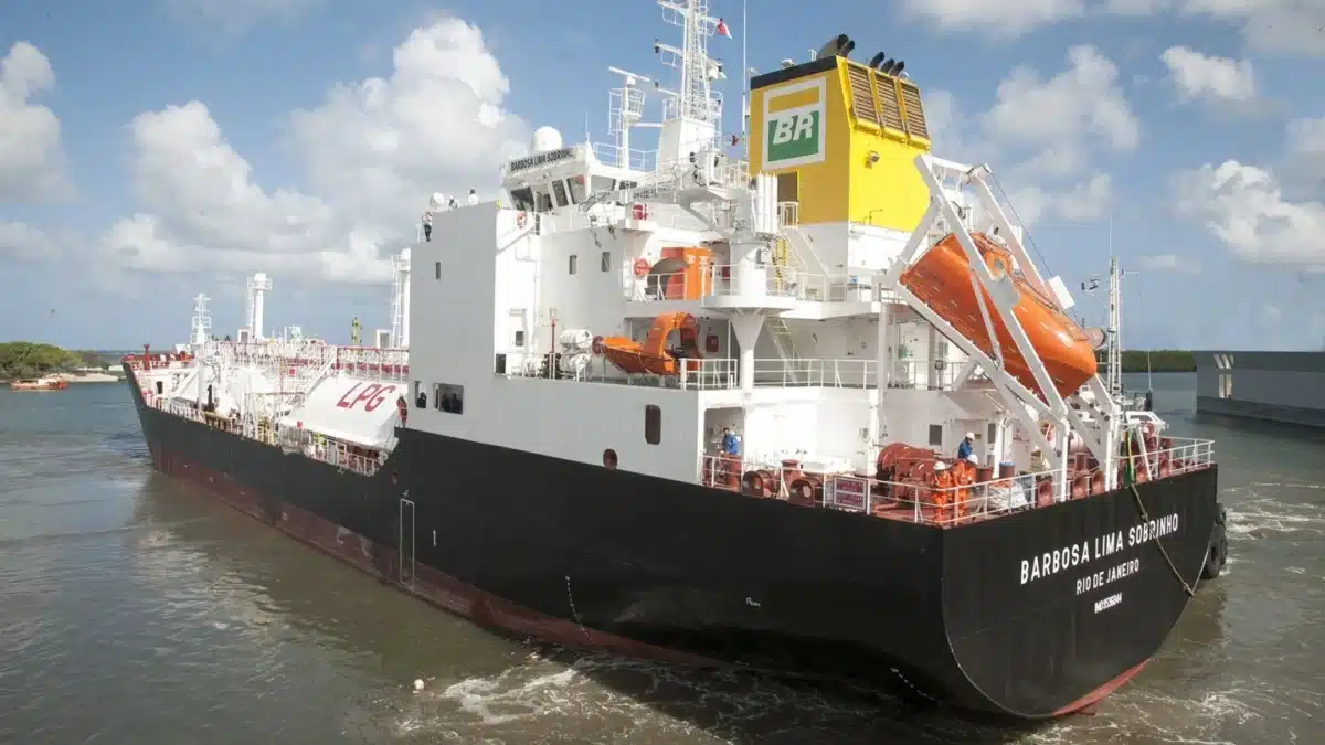 Navio da Transpetro realiza transporte de gás liquefeito de petróleo no Brasil