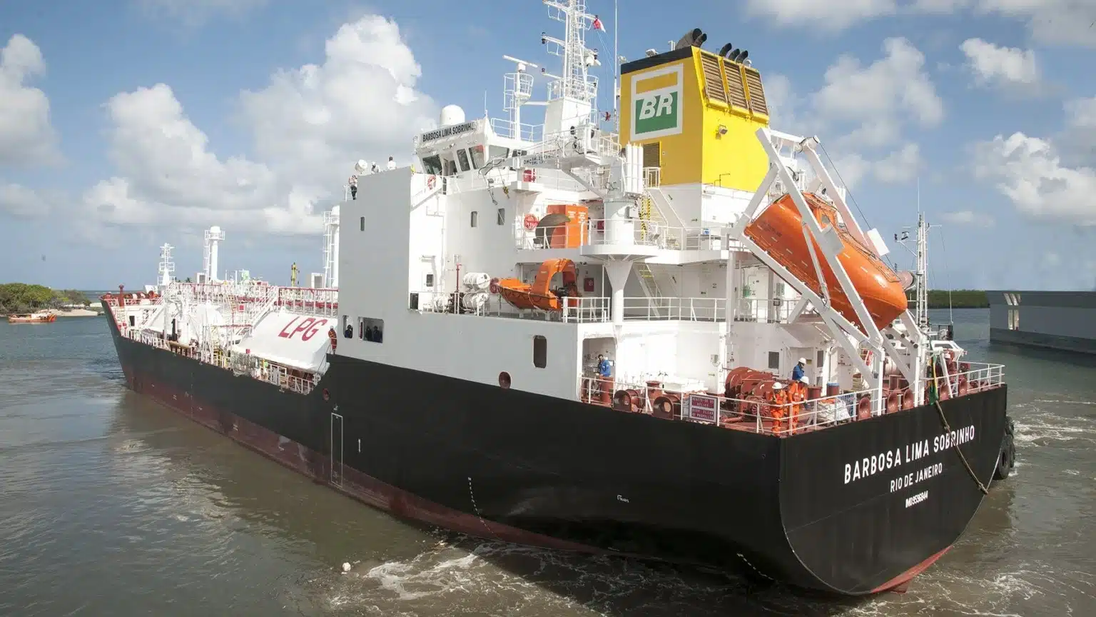 Navio da Transpetro realiza transporte de gás liquefeito de petróleo no Brasil