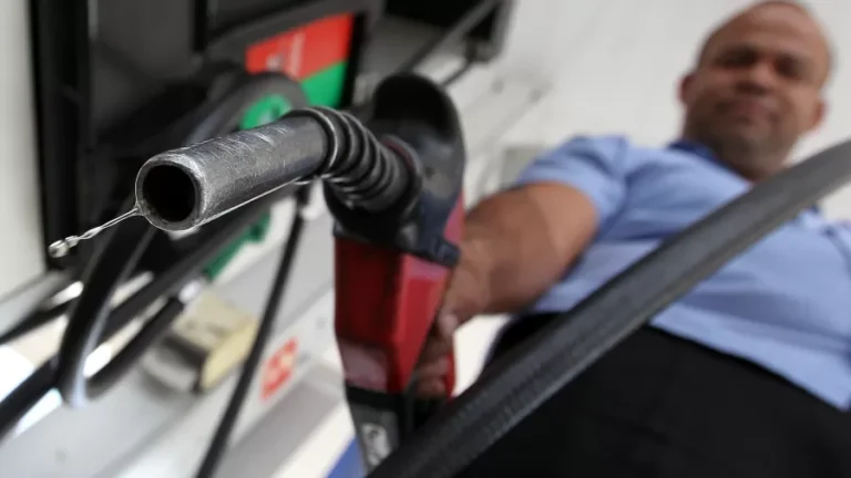 Em 3 anos Gasolina cai 16% na refinaria, mas preço sobe 27% nos postos